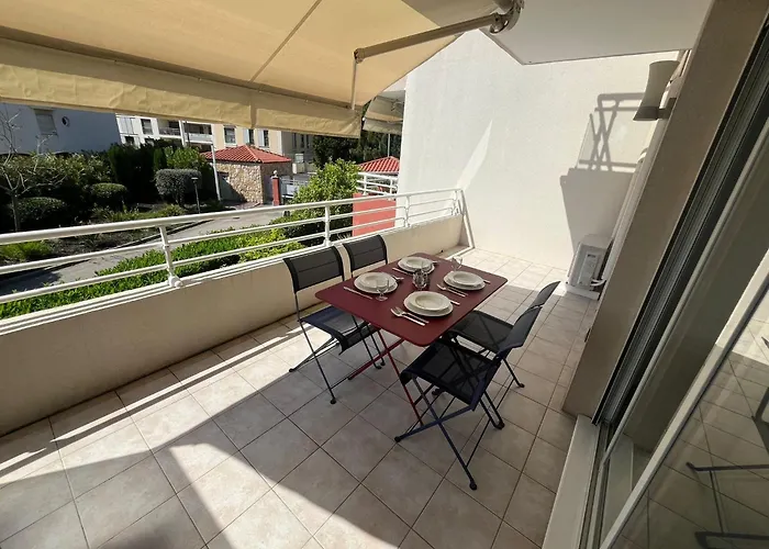 Διαμέρισμα Modern W Terrace 250m From & Pool *